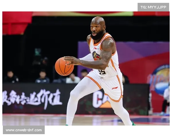 梦想琼斯内线强攻制造阳光队防守犯规难题助力球队逆转胜利